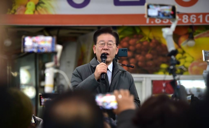 이재명 더불어민주당 대표가 이달 22일 오전 경북 안동 중앙신시장을 방문해 거리연설을 하고 있다. / 사진제공=뉴시스