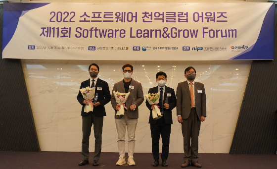 정인욱 에티버스 대표이사(사진 왼쪽에서 세 번째)가 기념촬영을 하고 있다./사진제공=에티버스