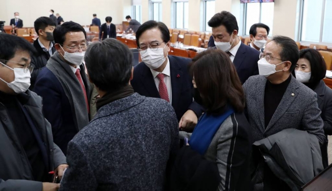 26일 오후 서울 여의도 국회에서 열린 기획재정위원회 전체회의에서 여야 의원들이 법안 의결 후 서로 인사를 나누고 있다. / 사진제공=뉴시스
