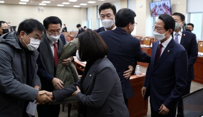 26일 오후 서울 여의도 국회에서 열린 기획재정위원회 전체회의에서 여야 의원들이 법안 의결후 서로 인사를 나누고 있다. / 사진제공=뉴시스