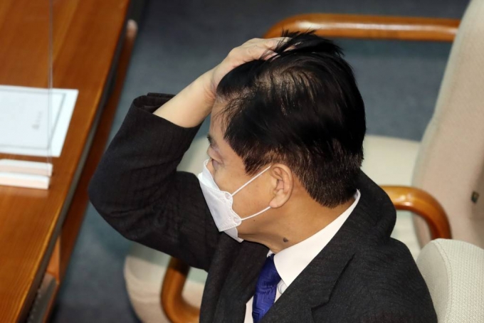 노웅래 더불어민주당 의원이 23일 오후 서울 여의도 국회에서 열린 제401회국회(임시회) 제2차 본회의에 참석해 머리를 만지고 있다. / 사진제공=뉴시스