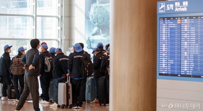 코로나19 해외 유입 확진자가 급증하고 있는 가운데 10일 인천국제공항에 입국한 외국인 노동자들이 인솔자의 안내를 받아 이동하고 있다. /사진=이기범 기자 leekb@