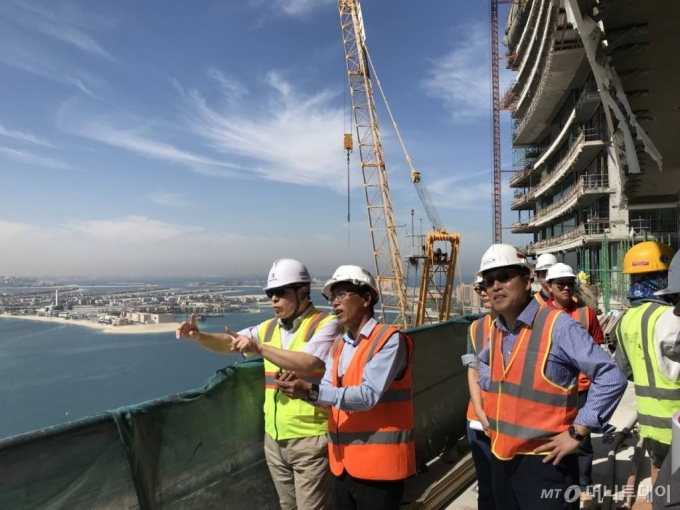 김석준 쌍용건설 회장(왼쪽 첫번째)이 2020년 9월 두바이 로얄 아틀란티스 호텔(The Royal Atlantis Hotel)을 공사 현장을 찾아 진행 상황을 점검하고 있는 모습. /사진제공=쌍용건설