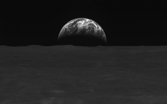 지난달 31일 다누리가 달 상공 119㎞에서 촬영한 달 표면과 지구. / 사진제공=한국항공우주연구원