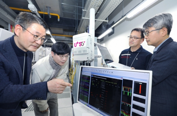 권준혁 LG유플러스 네트워크부문장(맨 왼쪽)이 노키아, 삼지전자 관계자로부터 O-RAN 장비에 대한 설명을 듣고 있다. /사진=LG유플러스
