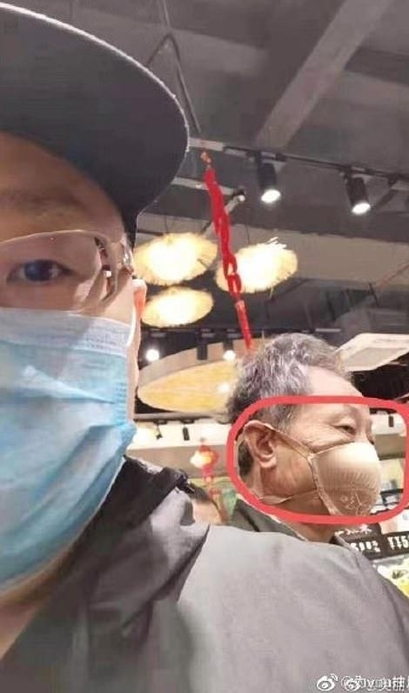 2020년 초 마스크 품귀현상을 겪은 중국에서 한 남성이 브래지어를 마스크 대신 착용하고 있다./사진=온라인 커뮤니티 갈무리 