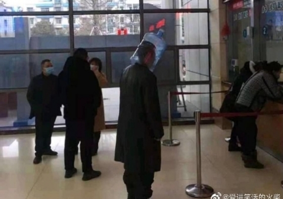 2020년 인터넷에서는 마스크 대신 정수기 물병을 착용한 중국 남성의 모습이 화제가 됐다. /사진=온라인 커뮤니티 갈무리