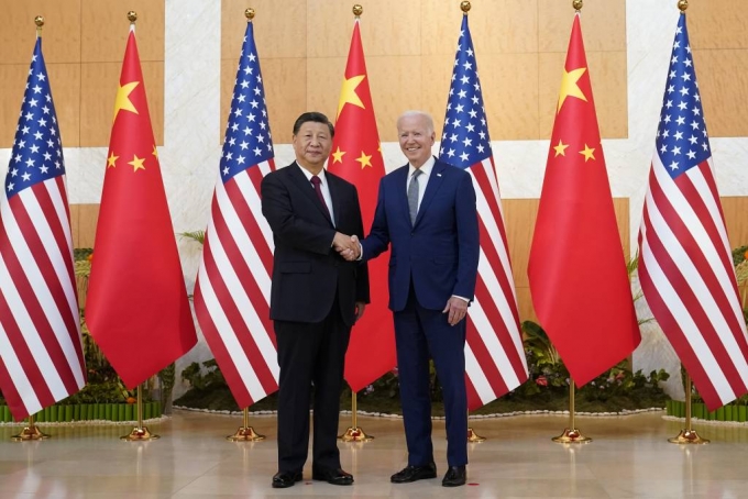 [발리=AP/뉴시스] 조 바이든(오른쪽) 미국 대통령이 14일(현지시간) 인도네시아 발리에서 열린 주요 20개국(G20) 정상회의에서 시진핑 중국 국가주석과 만나 회담에 앞서 악수하며 포즈를 취하고 있다. 2022.11.14.