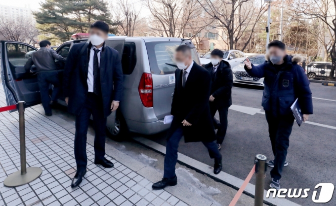 코로나19(COVID-19) 유행 당시 자가진단키트 업체 주가를 조작한 혐의를 받는 의료기기 업체 피에이치씨(PHC) 관련자들이 구속전 피의자심문(영장실질심사)를 위해 서울 남부지방법원에 출석하고 있다./사진=뉴스1