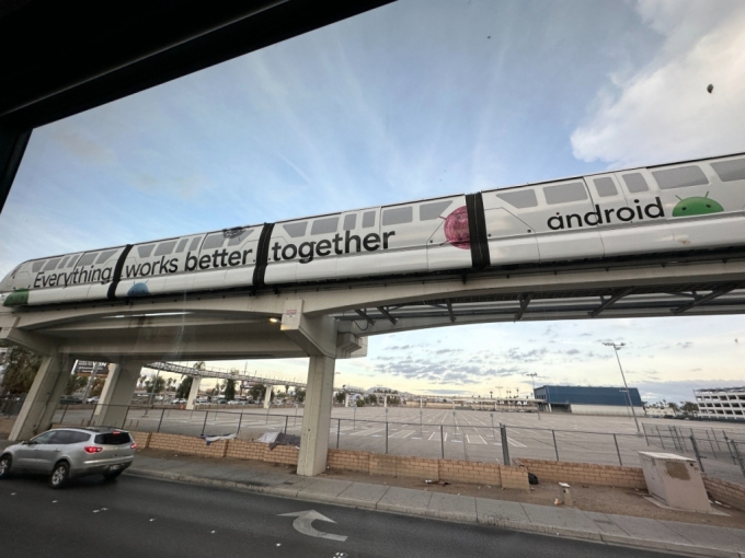 3일 오후3시쯤 미국 라스베이거스를 횡단하는 트램에 구글의 OS(운영체제) 안드로이드 전면 광고가 부착돼있다/사진=이강준 기자