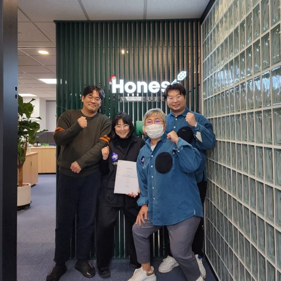 왼쪽부터 어니스트벤처스 오규희상무, 고수플러스 박영은대표, 김두수이사, 유동현마케터가 투자유치 기념 촬영을 하고 있다