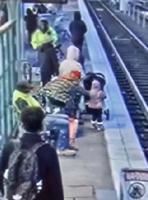 지난해 12월28일 미국 오리건주 포틀랜드에 있는 한 기차역에서 30대 여성이 아무런 이유 없이 3살 여아를 밀쳐 기차 선로에 떨어뜨렸다./사진=트위터