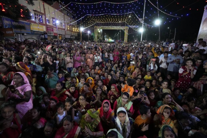 인도 나브라트리 축제 8일째인 2022년 10월 3일(현지시간) 인도 구자라트주 아마다바드에서 힌두교도들이 기도하고 있다. /AP=뉴시스