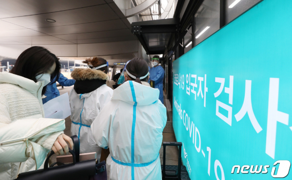 (인천공항=뉴스1) 김민지 기자 = 중국에서 한국으로 들어오는 입국자에 대해 신종 코로나바이러스 감염증(코로나19) 음성 확인서 제출이 의무화된 5일 오후 인천국제공항을 통해 입국한 중국인들이 검사를 기다리고 있다.  방역당국에 따르면 오는 7일부터 중국과 인접한 국가인 홍콩·마카오 출발 입국자에 대해서도 코로나19 음성확인서 제출이 의무화된다. 2023.1.5/뉴스1  Copyright (C) 뉴스1. All rights reserved. 무단 전재 및 재배포 금지.