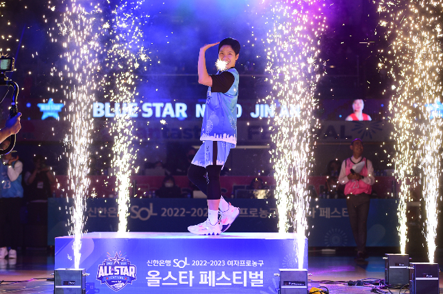 여자프로농구 올스타 진안이 8일 인천 도원체육관에서 열린 올스타전을 앞두고 댄스를 선보이고 있다. /사진=WKBL