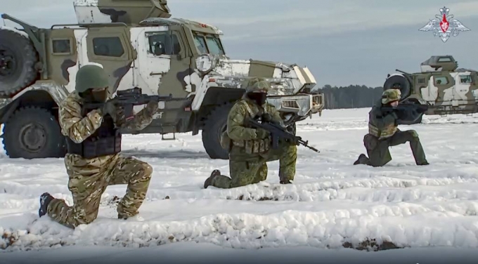 러시아 국방부가 2022년 12월 28일(현지시간) 공개한 사진에 러시아 군인들이 벨라루스의 장소가 알려지지 않은 곳에서 훈련하고 있다. /AP=뉴시스