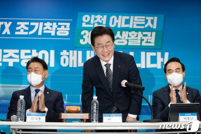 이재명 더불어민주당 대표가 11일 인천시당에서 열린 인천 현장 최고위원회의에 참석해 인사하고 있다. / 사진제공=뉴스1