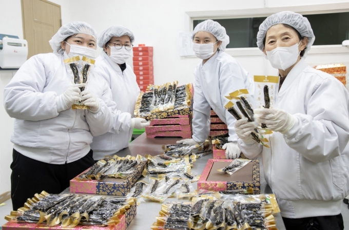 삼성전자 스마트공장 지원을 받은 홍삼 가공식품 업체 '천년홍삼' 직원들이 설 명절용 제품을 생산하고 있는 모습./사진제공=삼성전자