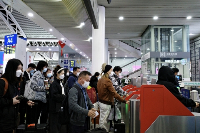 중국 광저우에서 고속철을 탑승 중인 중국인/사진=블룸버그