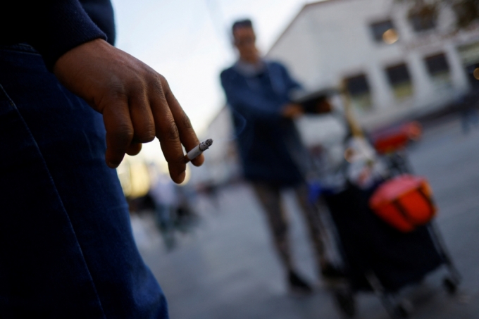 멕시코의 새 금연법이 시행되기 전인 지난 13일(현지시간) 한 남성이 공공장소에서 흡연하고 있다. /로이터=뉴스1 