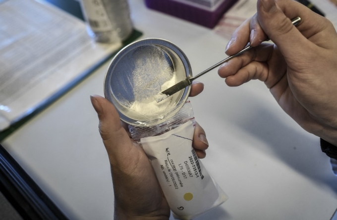 코카인으로 의심되는 물질을 검사 중인 프랑스 세관/AFPBBNews=뉴스1