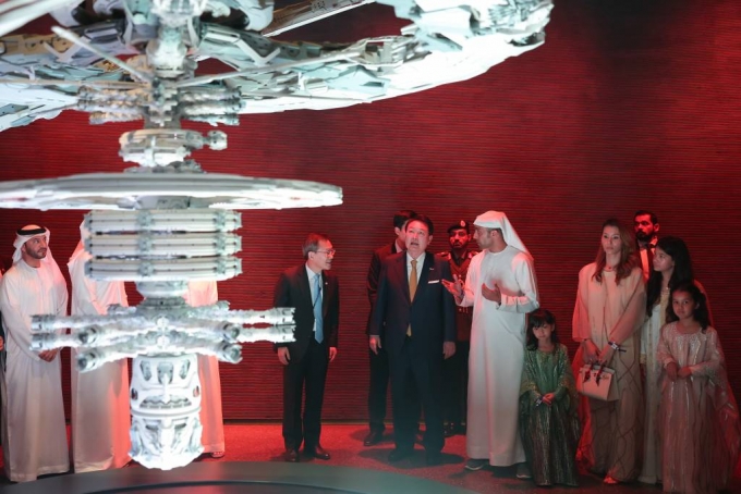 [두바이=뉴시스] 전신 기자 = 아랍에미리트(UAE)를 국빈 방문 중인 윤석열 대통령이 17일(현지시간) 두바이 미래박물관에서 열린 미래비전 두바이 포럼 참석에 앞서 전시관을 둘러보고 있다. 2023.01.17.
