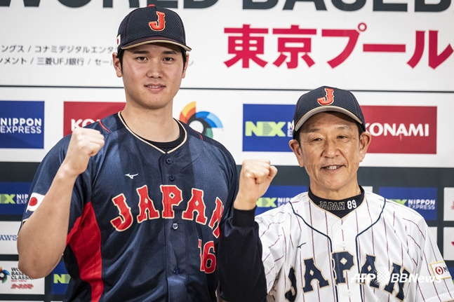 오타니 쇼헤이(왼쪽)와 쿠리야마 히데키 일본 대표팀 감독이 6일 일본 도쿄에서 열린 월드베이스볼클래식(WBC) 관련 기자회견에서 포즈를 취하고 있다. /AFPBBNews=뉴스1