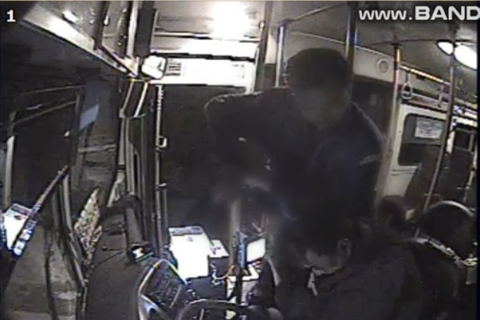 지난 15일 오후 6시경 전남 나주시 관내를 운행하는 나주교통 버스 안에서 승객이 운전원을 무차별 폭행하는 일이 발생했다. 버스내 CCTV에 저장된 폭행 상황. /사진제공=나주교통노조