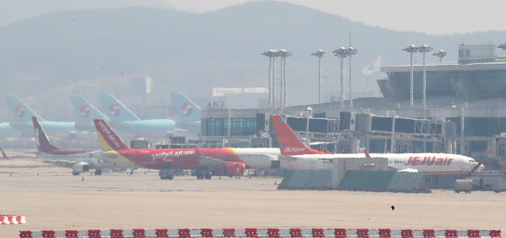 (인천공항=뉴스1) 임세영 기자 = 인천국제공항 계류장에 제주항공과 티웨이항공 여객기 모습이 보이고 있다.  2022.4.17/뉴스1  