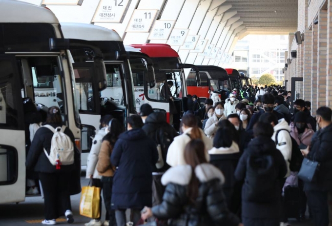 [서울=뉴시스] 조수정 기자 = 설 연휴를 하루 앞둔 20일 오후 서울 고속버스터미널에서 귀성객들이 고향으로 가는 버스에 오르고 있다. 2023.01.20.