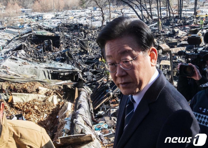 이재명 더불어민주당 대표가 지난 20일 오후 화재가 발생한 서울 강남구 구룡마을 방문해 화재 현장을 둘러보고 있다. /사진=뉴스1