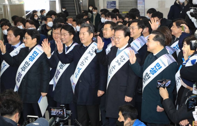 이재명 더불어민주당 대표와 박홍근 원내대표 및 의원들이 20일 오전 서울 용산구 용산역에서 설 귀성 인사를 하고 있다. / 사진제공=뉴시스