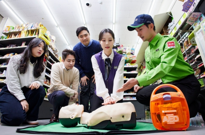 에스원 출동요원이 고객에게 심폐소생술 및 AED 사용법에 대해 교육하고 있다. / 사진제공=에스원
