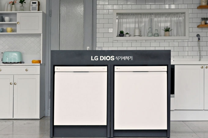LG전자가 오는 26일 출시하는 14인용 디오스 오브제컬렉션 식기세척기 신제품(오른쪽). 최대 110개 식기를 한 번에 세척할 수 있다./사진제공=LG전자