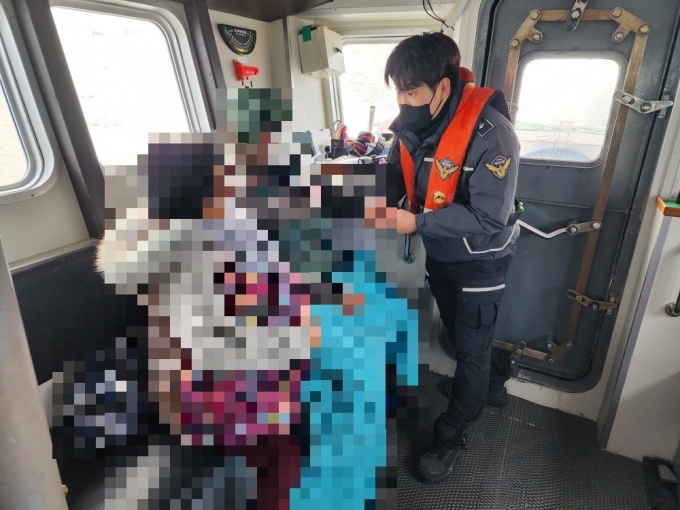 목포해경이 20일 진도군 죽항도에서 허리통증을 호소한 환자를 이송하고 있다.