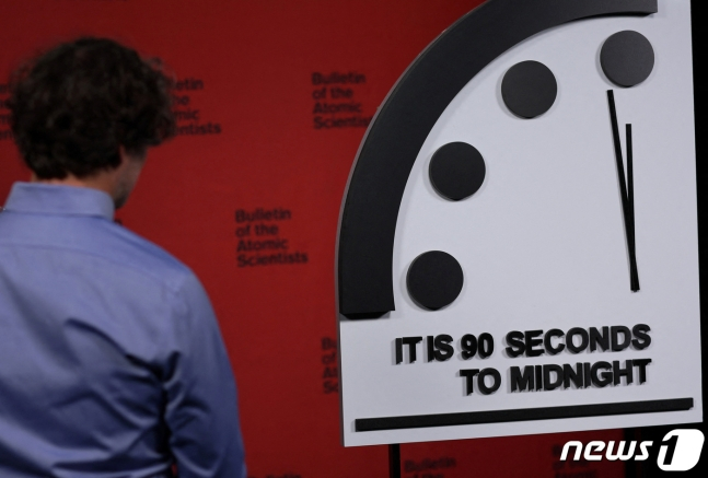미국 핵과학자회가 지구종말시계의 초침을 종전 자정 전 100초에서 90초로 10초 앞당겼다. 사진은 24일(현지시간) 미국 워싱턴 소재 각국 신문·방송·통신 특파원들 단체 내셔널프레스클럽(NPC) 건물에 위치한 '운명의날 시계'(Doomsday Clock)./ ⓒ 로이터=뉴스1 