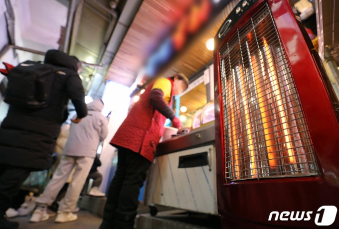 체감온도가 영하 20도 아래로 떨어지는 등 올겨울 가장 추운 날씨를 기록한 25일 서울의 한 전통시장 입구에 위치한 가게 앞에 전기난로가 놓여져 있다. /사진=뉴스1