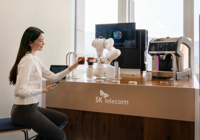 SK텔레콤은 국내 로봇제조 전문기업인 두산로보틱스와 함께 무인 커피로봇 서비스인 ‘AI바리스타로봇’을 26일 출시했다고 밝혔다. /사진=SK텔레콤