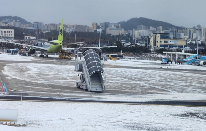 25일 오전 9시 20분 제주공항의 모습. 이륙을 준비하는 비행기들 사이로 곳곳에 눈이 쌓여있다./사진=박상곤 기자