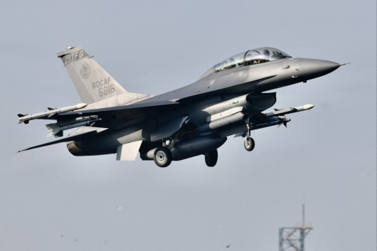 2021년 9월 15일 대만 군사훈련 중 무장한 미국산 F16 전투기가 이륙하고 있다./AFPBBNews=뉴스1
