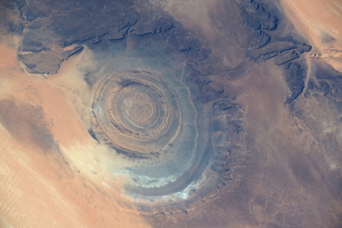 사하라 사막의 서쪽에 있는 리차트 구조(Richat Structure) 지형. 사하라의 눈(Eye of Sahara)으로 불리는 지형이다. / 사진=미국항공우주국(NASA)