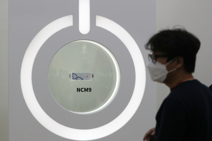 코엑스에서 열린 2022 인터배터리 전시회에 마련된 SK온 부스에서 관람객들 NCM9 배터리를 살펴보고 있다./사진=뉴스1  
