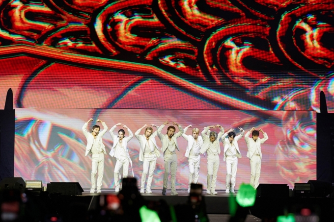 남미 휩쓴 NCT 127, 콜롬비아 1만석 규모 첫 단독 콘서트 성료