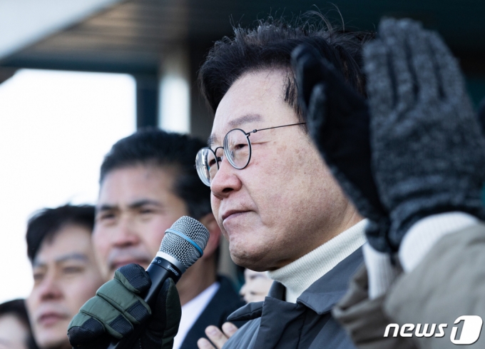 이재명 더불어민주당 대표가 27일 오후 전북 군산시 신영동 군산공설시장에서 연설을 하고 있다./뉴스1