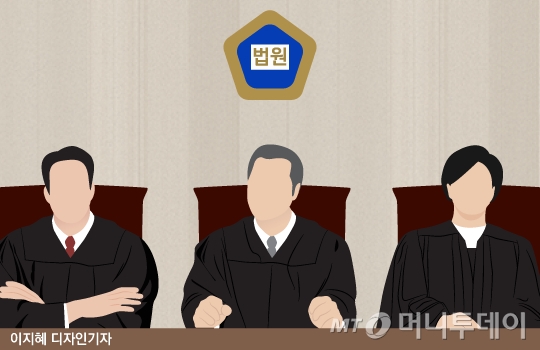 법정에 앉아 있는 판사들 /사진=이지혜 디자인기자