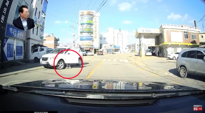 주차 후 내리던 운전자가 후진하는 차를 막으려다 차량에 깔리는 사고가 발생했다. /사진=유튜브 한문철 TV