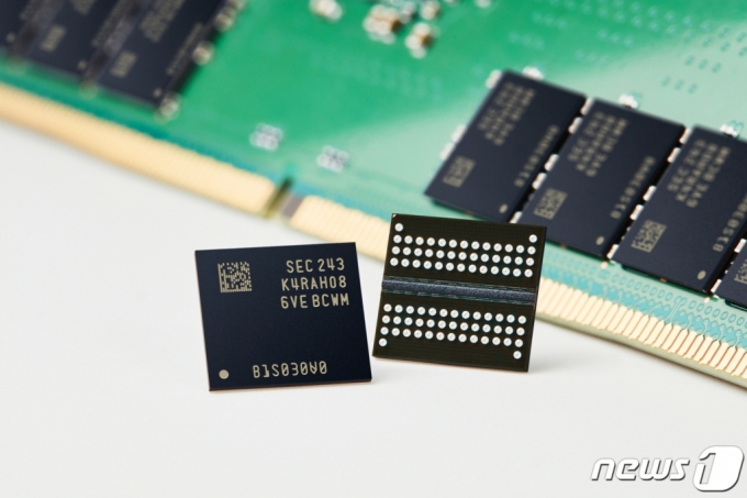 (서울=뉴스1) = 삼성전자가 업계 최선단 12나노급 공정으로 16Gb(기가비트) DDR5 D램을 개발했다고 21일 밝혔다.  DDR5 규격의 이번 제품은 최대 동작속도 7.2Gbps를 지원한다. 이는 1초에 30GB 용량의 UHD 영화 2편을 처리할 수 있는 속도이다. (삼성전자 제공) 2022.12.21/뉴스1  Copyright (C) 뉴스1. All rights reserved. 무단 전재 및 재배포 금지.