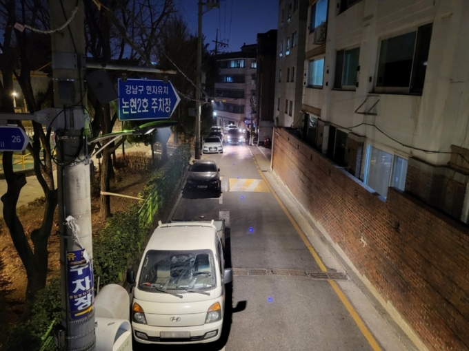 서울 강남구 논현1동 일대에 설치된 스마트보안등 모습./사진제공=강남구청