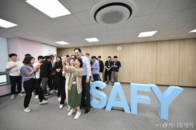 2019년 8월 이재용 삼성전자 회장(당시 부회장)이 '삼성 청년 소프트웨어 아카데미(SSAFY)' 광주캠퍼스를 방문해 소프트웨어 교육 현장을 참관하고 교육생들을 격려하고 있다./사진제공=삼성