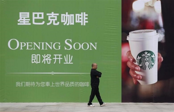 중국 스타벅스 매장 광고 /로이터=뉴스1